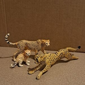 cheetah toy figurine
